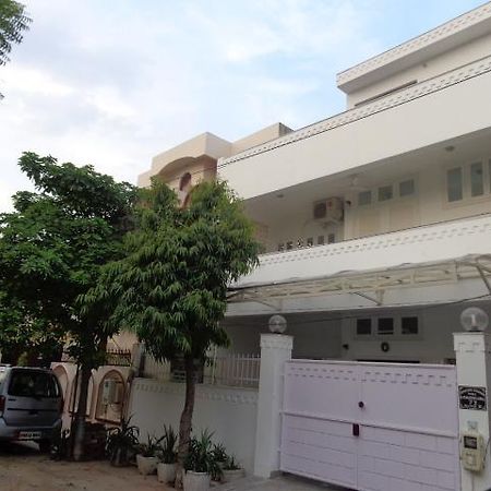 Sri Radha Krishna Kunj Bed & Breakfast Agra  Ngoại thất bức ảnh